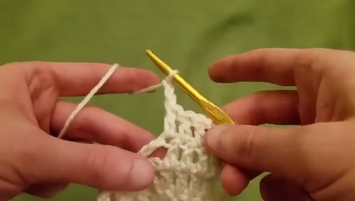 Detailed Bruges Lace sample showing U-turn shaping.