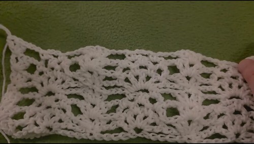 Detailed Pineapple Stitch pattern showing openwork arches and fans.